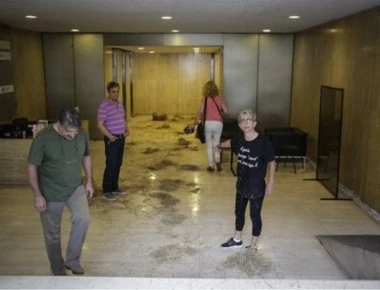 Ομάδα πολιτών πέταξε σανό έξω από τα γραφεία των ΑΝΕΛ